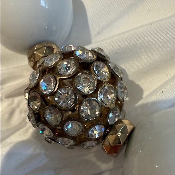 Elegant White Chunky Beaded Necklace with Rhinestone and Silver Accents - Picture 3 of 6